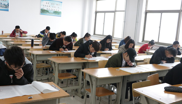 我们学霸工作坊成功举办四级模拟考试