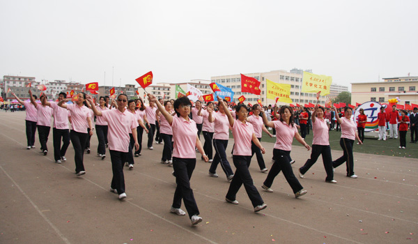 【校运会报道】我们师生阔步走过主席台 【校运会报道】我们师生阔步走过主席台