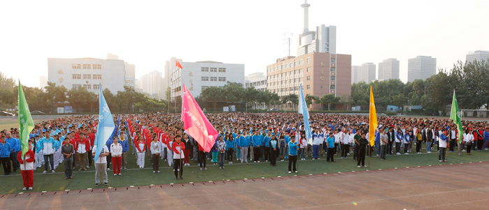 我们举行新学年升国旗仪式 我们举行新学年升国旗仪式