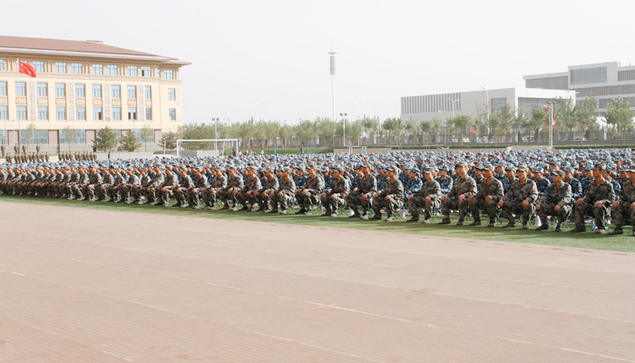 我们隆重举行2013级新生开学典礼暨军训动员大会 我们隆重举行2013级新生开学典礼暨军训动员大会