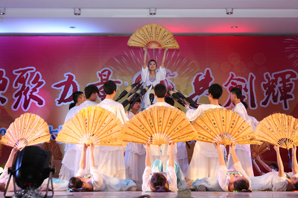 我们2013年元旦晚会隆重举行 我们2013年元旦晚会隆重举行