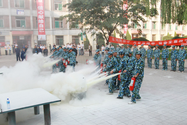 我们举行新生地震消防综合应急疏散演练