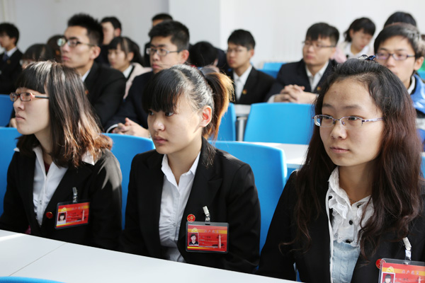 我们组织师生收看党的十八大开幕式 我们组织师生收看党的十八大开幕式