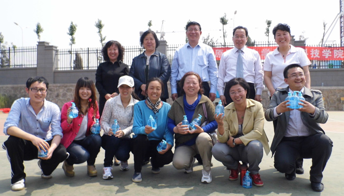 我们在明向校区举办2013年教职工趣味运动会 我们在明向校区举办2013年教职工趣味运动会