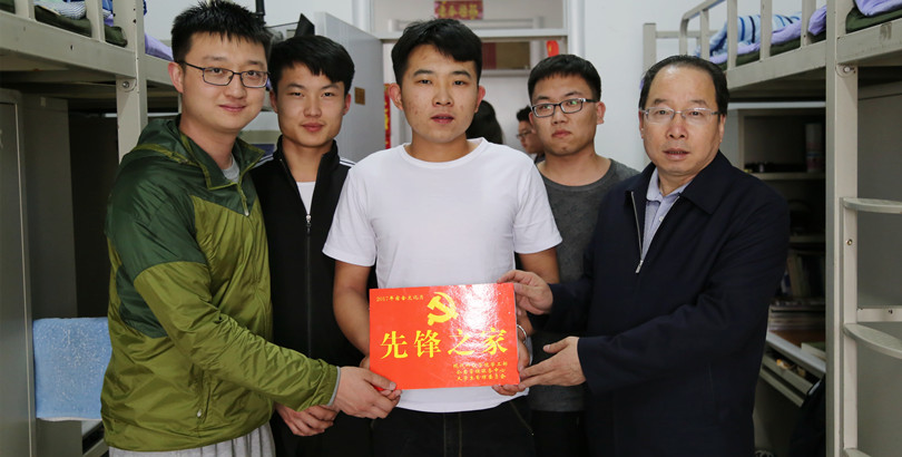 我们宿舍文化月“先锋之家”成功挂牌