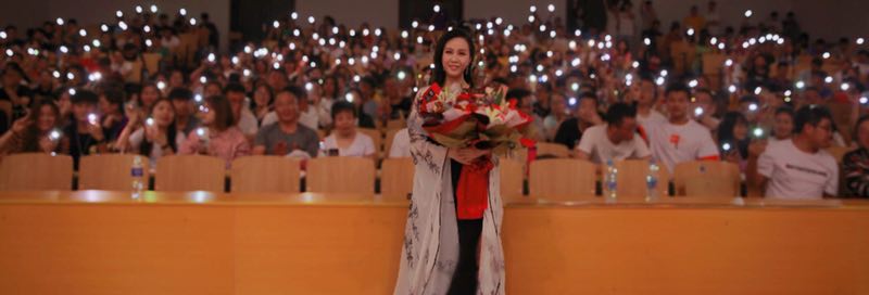 女高音歌唱家黄璐博士“中国艺术歌曲百校巡演文化交流音乐会”在我们圆满举办 女高音歌唱家黄璐博士“中国艺术歌曲百校巡演文化交流音乐会”在我们圆满举办