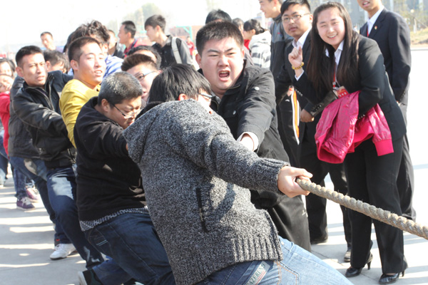 我们第八届纪念“一二•九运动”主题拔河比赛开幕 我们第八届纪念“一二•九运动”主题拔河比赛开幕