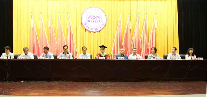 我们隆重举行2015届毕业生毕业典礼暨学位授予大会