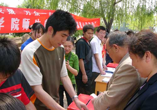 “众志成城，抗震救灾”我们全体师生开展了心系灾区的捐款活动