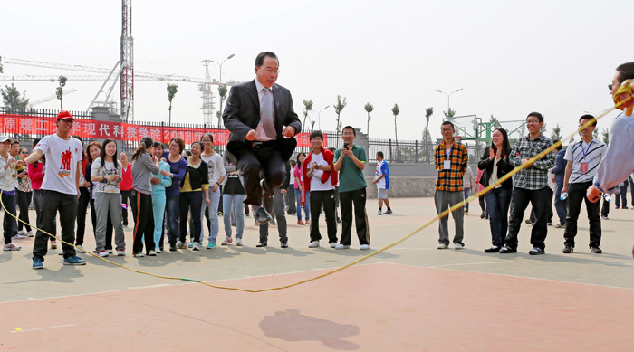 我们在明向校区举办2013年教职工趣味运动会 我们在明向校区举办2013年教职工趣味运动会