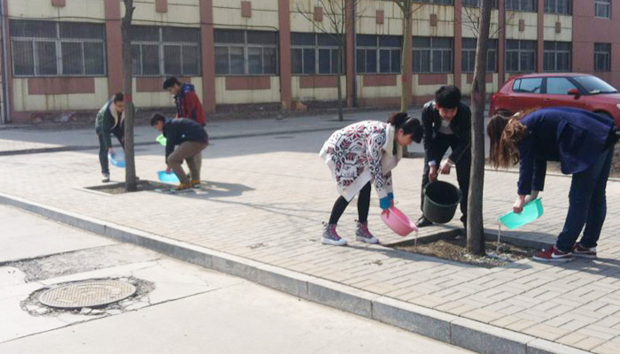 我们各学生党总支开展“学习雷锋精神践行社会主义核心价值观”主题活动