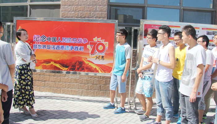 我们组织学生集体收看抗战胜利70周年阅兵式直播