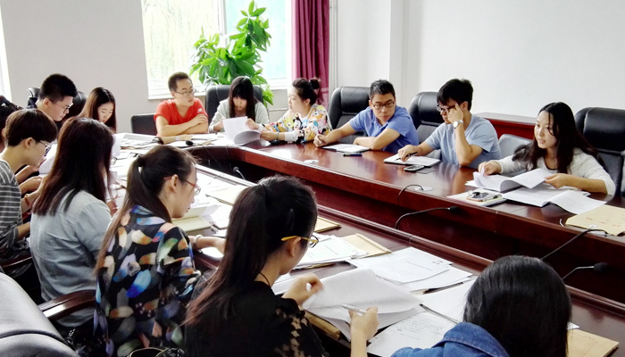 我们开展党支部书记培训会