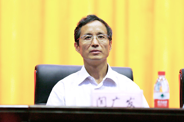 我们举行2013届毕业生毕业典礼暨学位授予大会