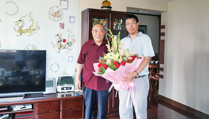 我们“七一”前夕开展走访慰问党员活动