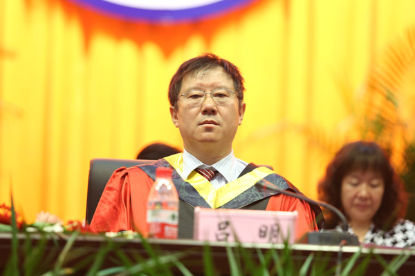我们举行2012届毕业生毕业典礼 我们举行2012届毕业生毕业典礼