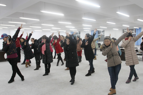 我们工会举办教工全健排舞培训 我们工会举办教工全健排舞培训