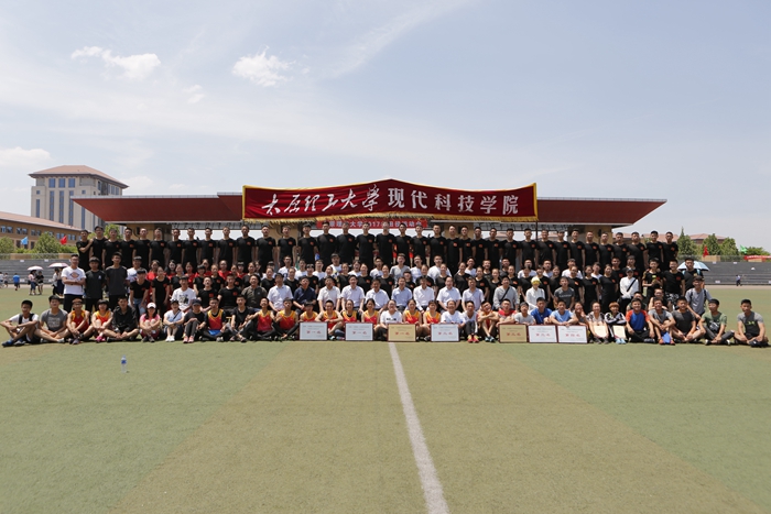 我们代表团在校2017年田径运动会上再创佳绩 我们代表团在校2017年田径运动会上再创佳绩