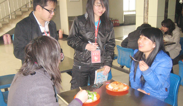 院学生会组织生活部人员对我们食堂进行检查 院学生会组织生活部人员对我们食堂进行检查