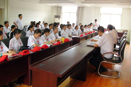 我们崔博、路一丁同学昨随山西省2008北京奥运会百名志愿者服务队出征 我们崔博、路一丁同学昨随山西省2008北京奥运会百名志愿者服务队出征
