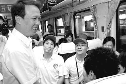 我们崔博、路一丁同学昨随山西省2008北京奥运会百名志愿者服务队出征 我们崔博、路一丁同学昨随山西省2008北京奥运会百名志愿者服务队出征