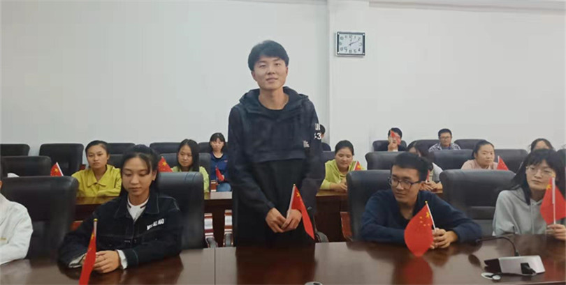我们组织师生集中观看庆祝中华人民共和国成立70周年大会实况 我们组织师生集中观看庆祝中华人民共和国成立70周年大会实况
