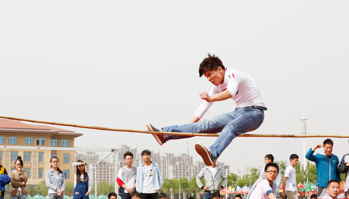 我们隆重举行2013级学生春季田径运动会 我们隆重举行2013级学生春季田径运动会