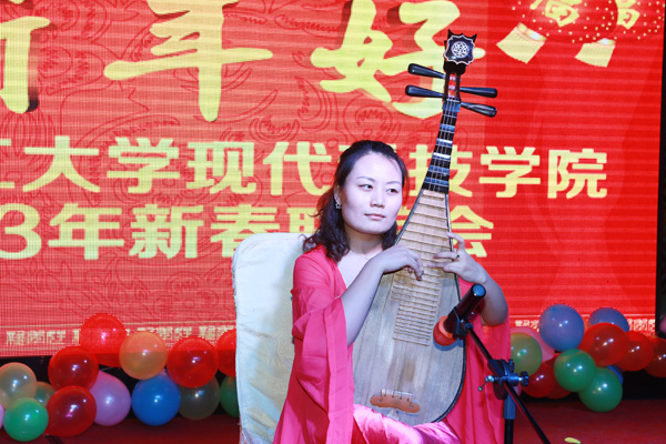我们2013年教职工新年联欢会隆重举行 我们2013年教职工新年联欢会隆重举行