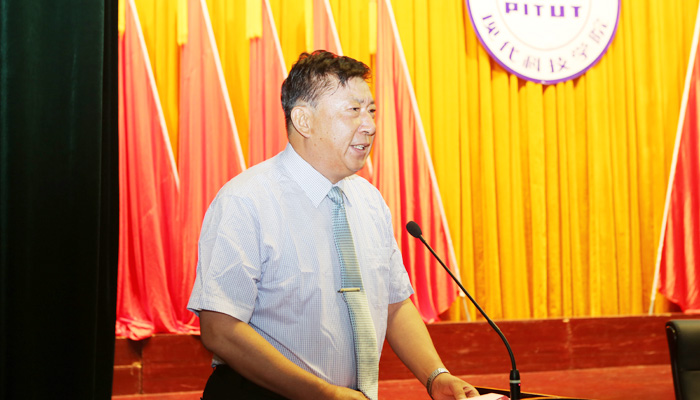 我们隆重举行2015届毕业生毕业典礼暨学位授予大会