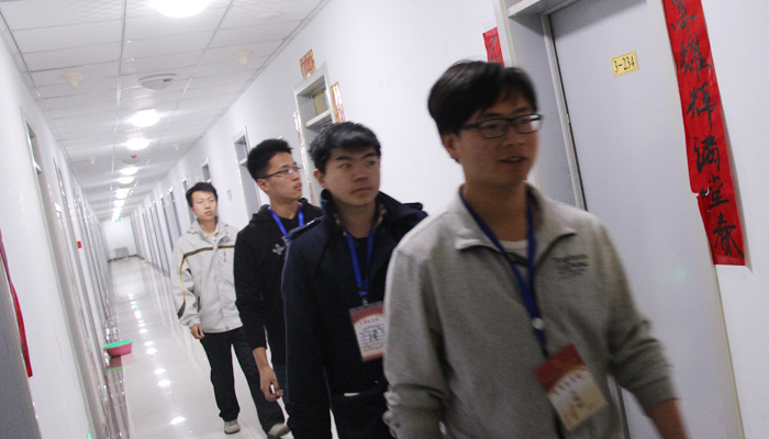 我们公寓中心、自管会积极做好检修停水期间学生服务 我们公寓中心、自管会积极做好检修停水期间学生服务