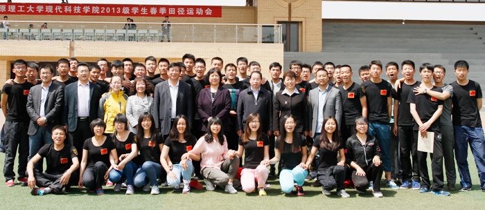 我们隆重举行2013级学生春季田径运动会 我们隆重举行2013级学生春季田径运动会