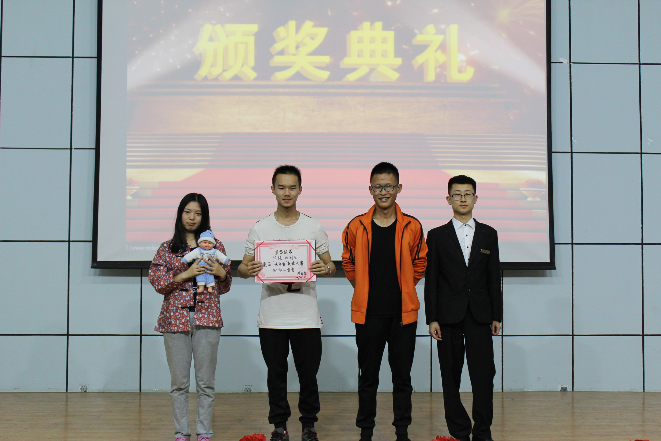 我们“现代杯”英语风采大赛圆满落幕 我们“现代杯”英语风采大赛圆满落幕