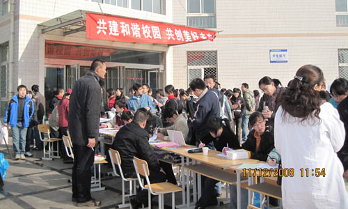 我们与太阳集团网tyc9728长风服务中心等四单位联合开展“和谐、健康、安全、节约”宣传教育及签名活动 我们与太阳集团网tyc9728长风服务中心等四单位联合开展“和谐、健康、安全、节约”宣传教育及签名活动