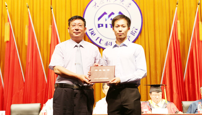 我们隆重举行2015届毕业生毕业典礼暨学位授予大会