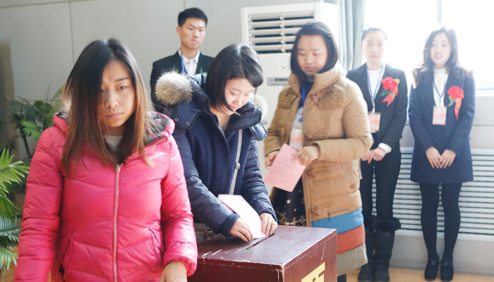 我们隆重召开第二届第一次教职工暨工会会员代表大会 我们隆重召开第二届第一次教职工暨工会会员代表大会