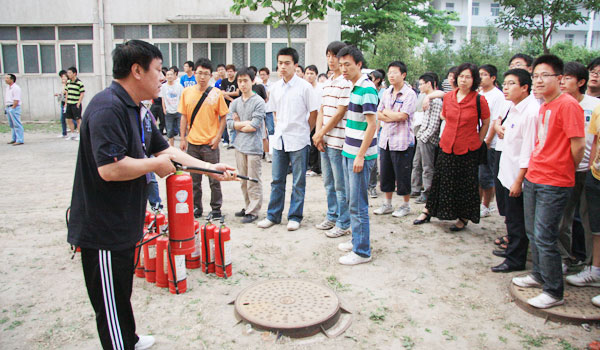 学校保卫处与我们联合举行安全教育培训讲座 学校保卫处与我们联合举行安全教育培训讲座