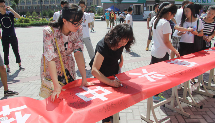 我们组织学生集体收看抗战胜利70周年阅兵式直播