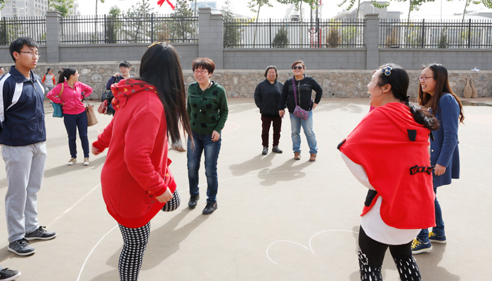 我们在明向校区成功举办2014年教职工健身体育活动 我们在明向校区成功举办2014年教职工健身体育活动