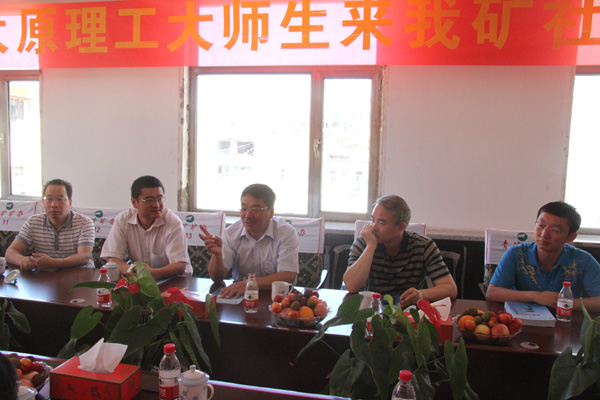 校党委副书记张惠元一行四人慰问我们暑期社会实践队员 校党委副书记张惠元一行四人慰问我们暑期社会实践队员