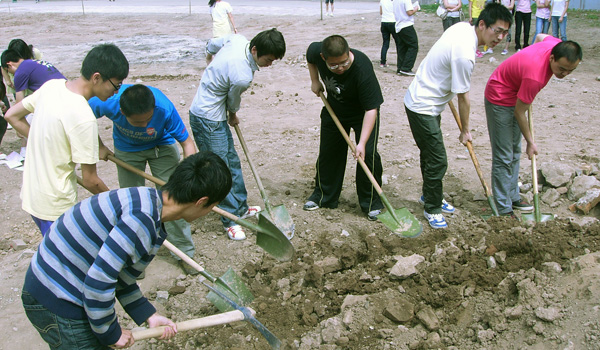 我们2010级学生参加美化校园义务劳动
