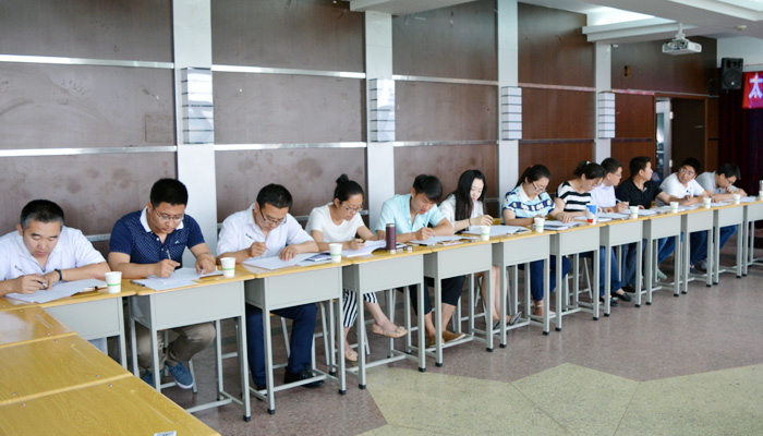 我们召开党委中心组理论学习扩大会 我们召开党委中心组理论学习扩大会