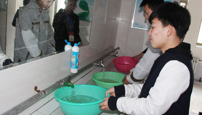 我们公寓中心、自管会积极做好检修停水期间学生服务 我们公寓中心、自管会积极做好检修停水期间学生服务