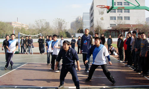 搭建桥梁 增进交流 传递友谊--我们举行师生篮球友谊赛 搭建桥梁 增进交流 传递友谊--我们举行师生篮球友谊赛