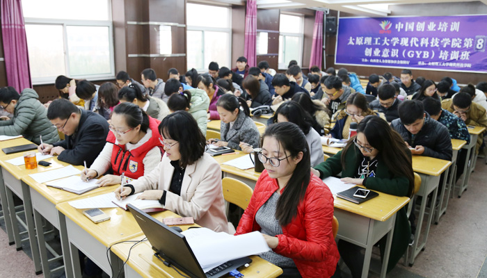 我们虎峪校区召开学习十八届六中全会精神报告会 我们虎峪校区召开学习十八届六中全会精神报告会