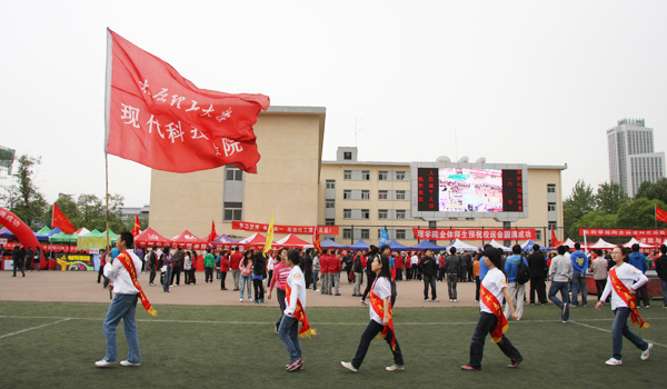 我们在校2011年田径运动会上取得竞赛成绩和精神文明双丰收 我们在校2011年田径运动会上取得竞赛成绩和精神文明双丰收