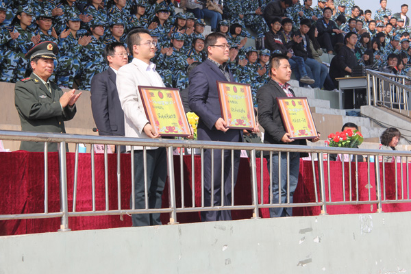 我们隆重举行2012级新生军训汇报表演暨总结表彰大会 我们隆重举行2012级新生军训汇报表演暨总结表彰大会