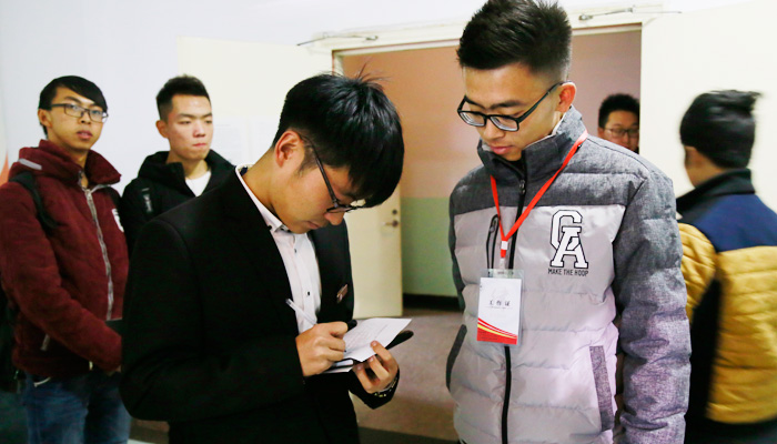 我们自律委对2016级学生宿舍卫生进行检查
