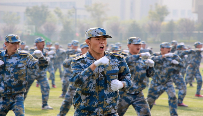 我们举行2016级新生军训汇报表演暨总结表彰大会 我们举行2016级新生军训汇报表演暨总结表彰大会