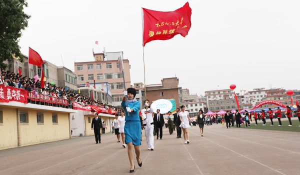 我们在校2011年田径运动会上取得竞赛成绩和精神文明双丰收 我们在校2011年田径运动会上取得竞赛成绩和精神文明双丰收