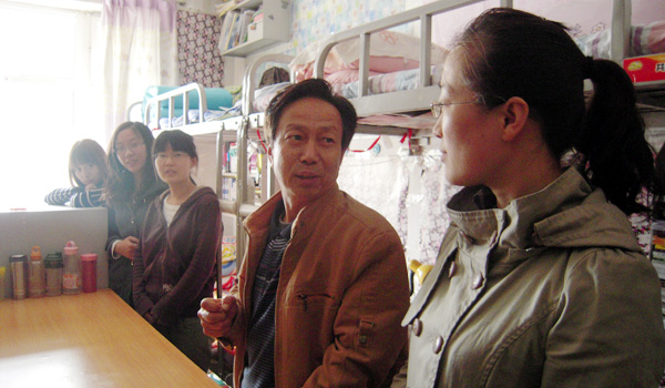 建筑土木党支部举行“党员宿舍示范点”挂牌仪式 建筑土木党支部举行“党员宿舍示范点”挂牌仪式